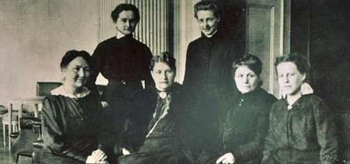 Die sechs weiblichen Zentrumsabgeordneten. Vordere Reihe: v. l.: Maria Schmitz, Hedwig Dransfeld, Agnes Neuhaus, Helene Weber. Stehend v. l.: Christine Teusch, Marie Zettler